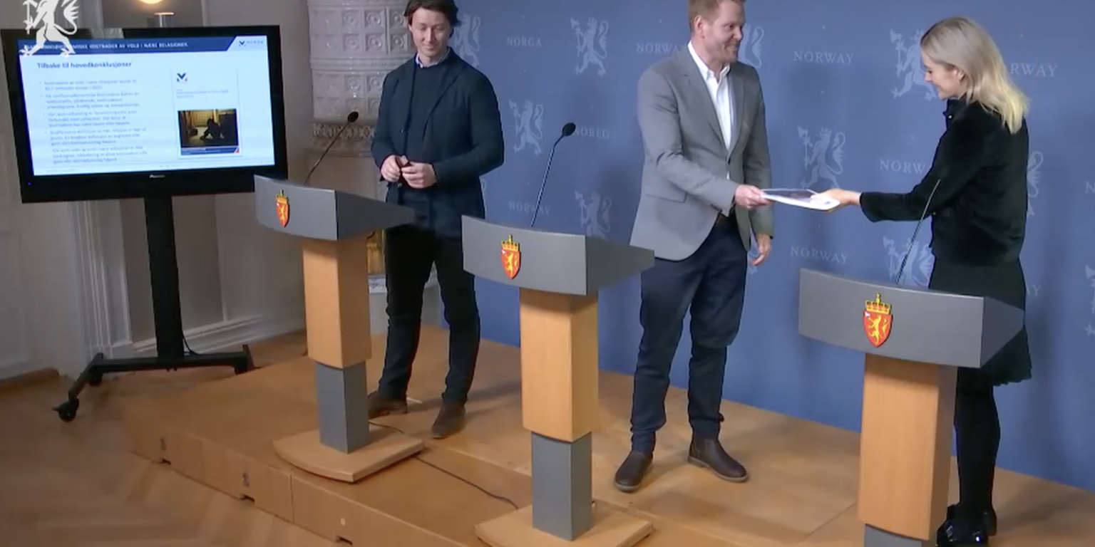 Skjermbilde 2023-03-01 kl. 14.53.31 Rapporten overrekkes Justis- og beredskapsminister Emilie Enger Mehl.